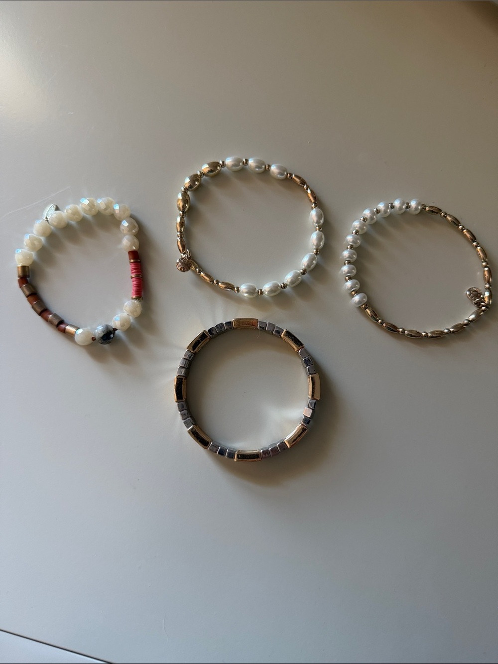 Bundle of 4 stretchy bracelets - pearl and gold
